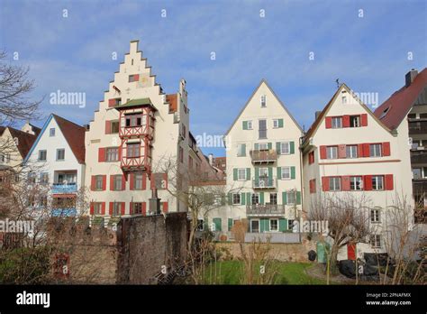 Casas históricas con vigas escalonadas y muralla de la ciudad Unter