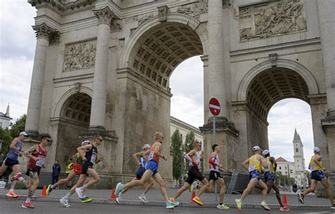 München Läufer 24 bricht beim Marathon in München zusammen und stirbt