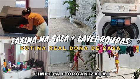 Fiz faxina na sala lavei a área e lavei roupas limpei e organizei o