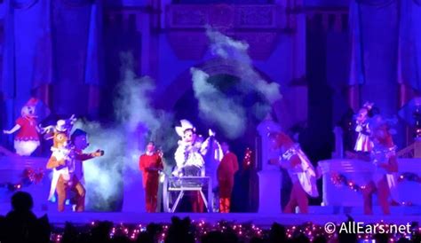 2021 WDW Magic Kingdom Very Merriest Castle Stage Show Mickey Minnies