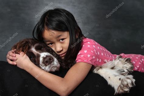 Linda Chica Y Su Perro Fotograf A De Stock Jeancliclac