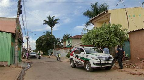 Polícia tenta identificar suspeitos envolvidos em morte de mulher em