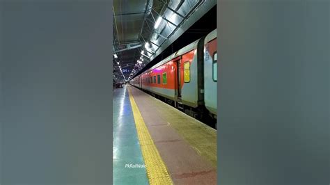 12301 12302 Howrah New Delhi Rajdhani Express Prayagraj Junction Arrival On Plateform No 1