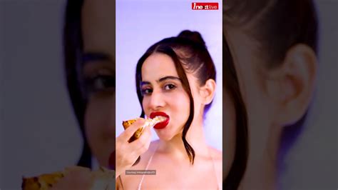 Urfi Javed wears a super hot dress made by real cheesy Pizza must watch video Urfi Javed न त