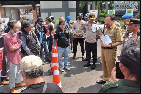 Tolak Musda Dkss Puluhan Seniman Sumsel Gruduk Kantor Gubernur