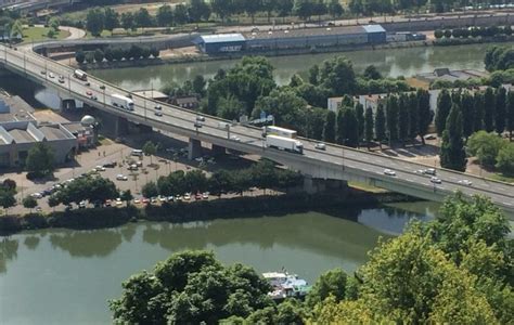 Dans une voiture volée à contresens sur le pont Mathilde à Rouen ils