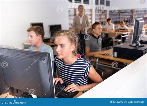 Estudante Que Usa Computador Em Aula Para Ensinar Alunos Foto De Stock