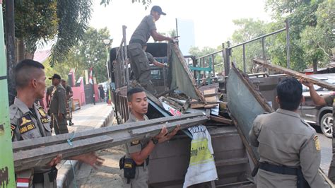 Gunakan Fasum Tiga Bangunan Liar Di Kota Padang Dibongkar Satpol Pp