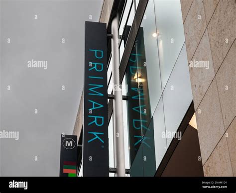 Foto De Un Cartel Con El Logotipo De Primark En Su Tienda Local En