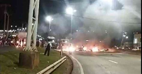 Manifestantes ateiam fogo em pneus e interditam Anel Rodoviário em BH