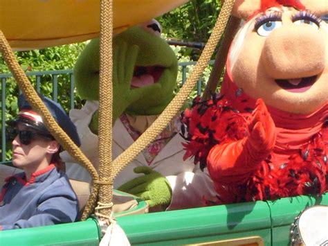 Miss Piggy and Kermit in Disney Stars and Motor Cars Parade