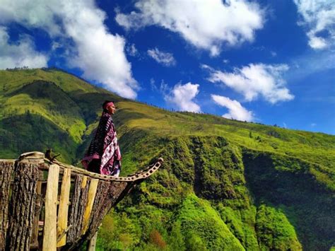 Jendela Langit Prigen Beragam Spot Foto Dengan Latar Pegunungan Indah