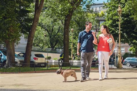 Joven Pareja Heterosexual Latina En Verano Enamorada Caminando Al Parque Para Hacer Un Picnic