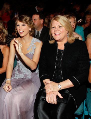 17 Pictures Of Taylor Swift & Her Mother Andrea Finlay | Global Grind