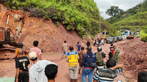 Update Kondisi Longsor Jalur Lintas Riau Sumbar Polisi Masih