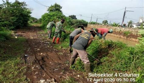 Semangat Juang Satgas Citarum Sektor 21 4 Babad Rumput Di Sekitar