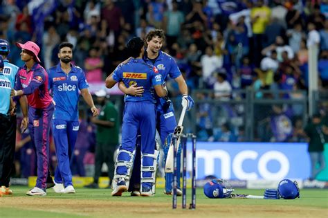 IPL S 1 000th Match David Delivers MI Win With 6 6 6 In Final Over