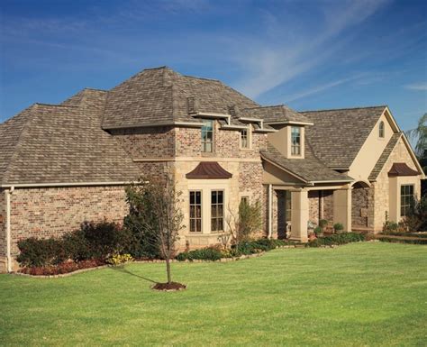 Stylish GAF Camelot II Weatherd Wood Shingled Roof Clásico Fachada