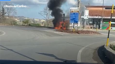 Incidente A Urbino Si Schianta Alla Rotatoria E Il Furgone Prende