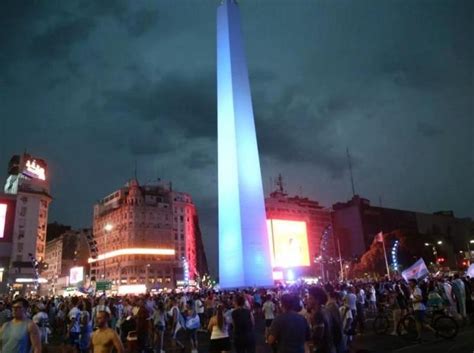 Insólito El Gobierno Porteño Puso Vallas En El Obelisco Para Evitar