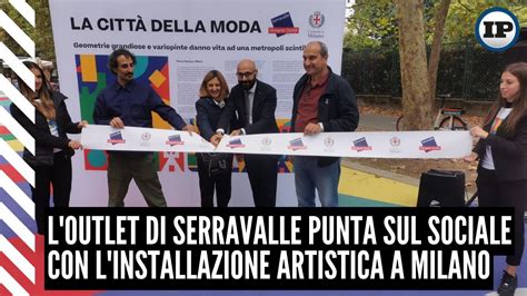 L Outlet Di Serravalle Punta Sul Sociale Con L Installazione Artistica