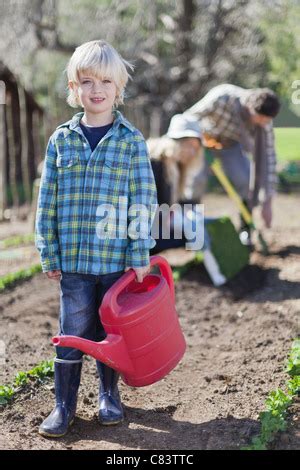 Garçon âgé de 4 ans tenant une jeune plante de semis en main Effet de