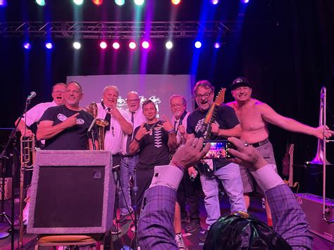 Band photo.. can you remove the guy in front taking a pic? $15 : r