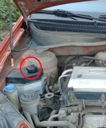 Проверка уровня и доливка охлаждающей жидкости Kia Rio II 2005 - 2011