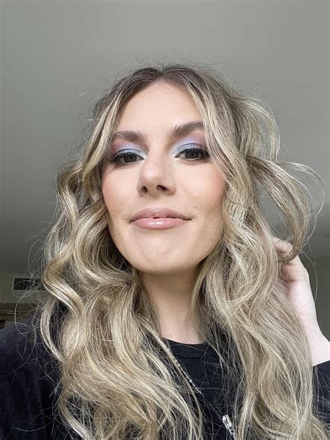 Stylists are divided over using caramel hair streaks on darker hair 33