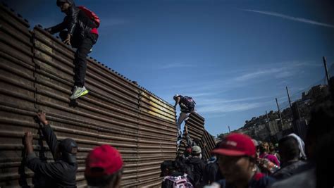 Tijuana Hunderte Migranten St Rmen Grenze Zwischen Mexiko Und Den Usa