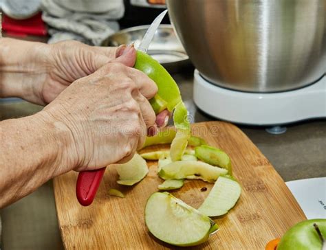 El Chef Corta Manzanas Para Hacer Un Pastel De Manzana Receta Paso A