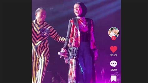 Lesti Kejora Tampil Ceria Enerjik Di Konser Bertrand Peto Kata