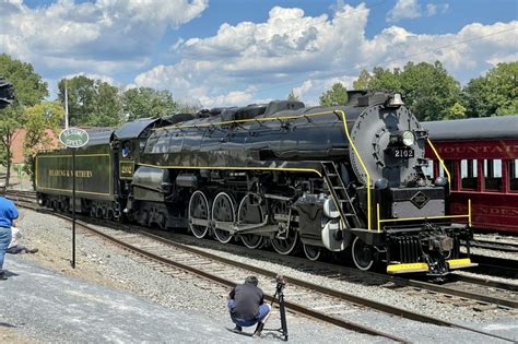 Video Reading And Northern Railroad 2102 Hauls Freight Into Reading