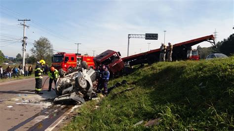 Acidente Entre Caminh O E Carro Deixa Mortos E Feridos Na Rs Em