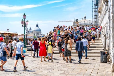 Venice to Limit Tourist Groups to 25 People DMM英会話 デイリーニュース