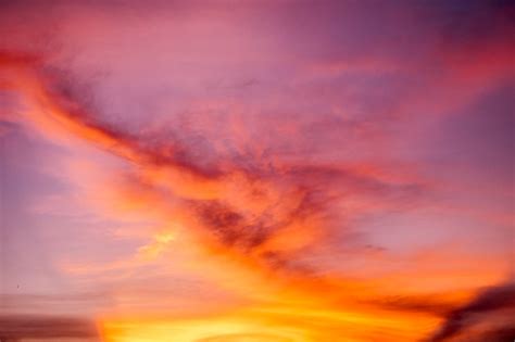 Una Puesta De Sol Con Nubes Y Un Cielo Morado Foto Premium