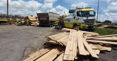 Carreta tábuas de madeira tomba na BR 040 em BH TrendRadars Brasil