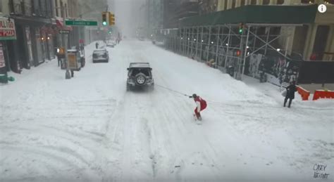 Tracté en snowboard dans les rues de New York