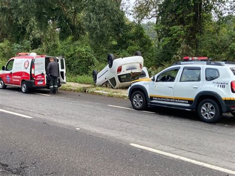 Mulher fica ferida após capotamento de veículo na Perimetral Oeste em