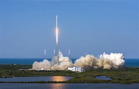 VIDEO La fusée de SpaceX réussit son atterrissage sur une barge