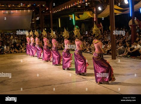 Thai traditional song and dance Stock Photo - Alamy