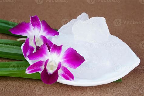 Piedras De Alumbre Cristalinas O Alumbre De Potasio Decoradas Con Flores Y Hojas útil Para