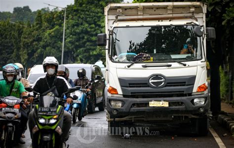 Truk Mogok Mengakibatkan Kemacetan Panjang Di Ciputat Foto 7 1955897