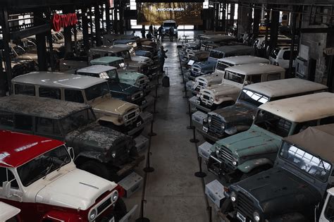 Как выглядит самый крупный музей Toyota Land Cruiser в мире (видео ...