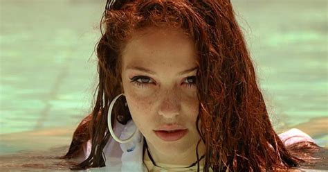 Δείτε τη νικήτρια του GNTM 5 Αλεξία Τράικο να στήνεται με τουρλωμένο κώλο Hot News Τα