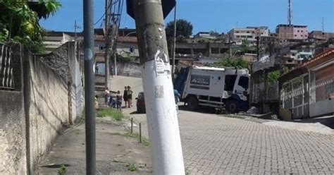 Rádio Acesa FM VR Caminhão de lixo perde o freio e bate em muro de