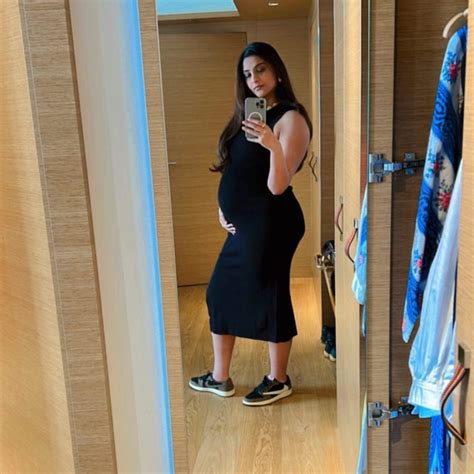 Sonam Kapoor flaunts adorable baby bump in black dress, fans melt | IWMBuzz