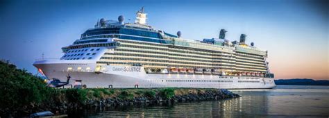 Grande Navio De Cruzeiros Amarrado No Porto Da Cidade Imagem De Stock