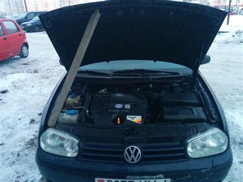 Палка-копалка или амортизатор капота. замена. — Volkswagen Golf Mk4, 1 ...