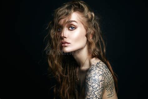 Faonnez Le Portrait De La Belle Femme Sexy Avec Le Tatouage Photo Stock Image Du Extensions